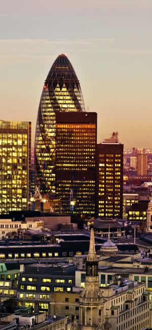 El Gherkin y otros rascacielos en la niebla — Pixel 10 Pro XL Fondos de pantalla