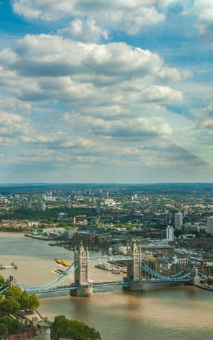 Fondo de pantalla del Puente de la Torre de Londres bajo cielo nublado — Galaxy Tab S9 Fondos de pantalla