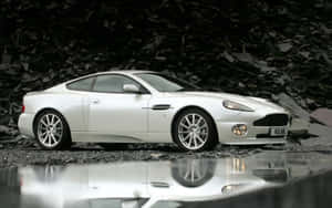 El Lujoso y Potente Aston Martin Vanquish — MacBook Pro 13 Fondos de pantalla