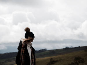 Fondo de pantalla de bufanda Burberry en mujer en el campo — Frío Fondos de pantalla