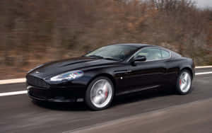 Elegante Aston Martin DB9 en una carretera abierta — MacBook Pro 13 Fondos de pantalla