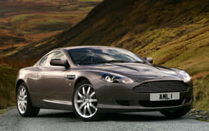 Elegante Aston Martin DB9 en Carretera Abierta — MacBook Pro 13 Fondos de pantalla