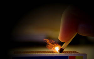 Encendiendo un cerillo — Fuego Fondos de pantalla