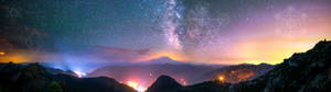 Fondo de pantalla de monitor dual de paisaje montañoso con un cielo estético salpicado de fórmulas matemáticas. — 3840x1080 Fondos de pantalla