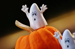 Fondo de pantalla de figuras fantasmales de manta de Halloween.