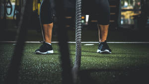 Fondo de pantalla de entrenamiento con cuerda de batalla en el gimnasio — iMac Fondos de pantalla