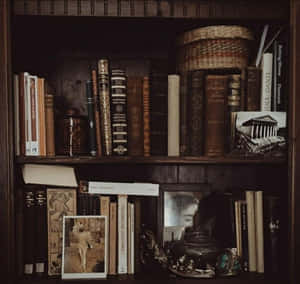Escena de biblioteca con estética académica oscura — Estética dark academia Fondos de pantalla