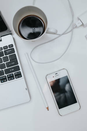 Escritorio Blanco con iPhone — Xiaomi Pad 9 Pro Fondos de pantalla