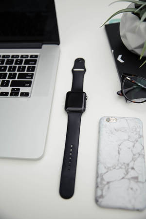 Escritorio con iPhone y Reloj Inteligente — MacBook Fondos de pantalla