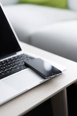Escritorio con iPhone y MacBook — MacBook Fondos de pantalla