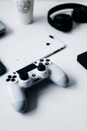 Escritorio con iPhone y Control de PlayStation — iPhone Fondos de pantalla