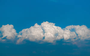 Escritorio de cielo nublado azul estético simple