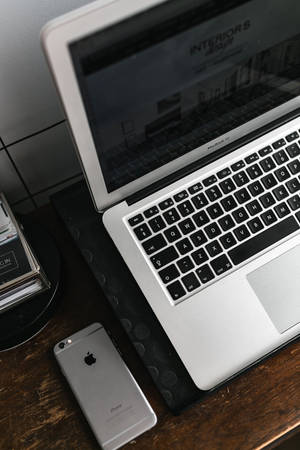 Escritorio iPhone con MacBook Plateada — MacBook Fondos de pantalla