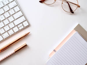 Escritorio limpio blanco 4K con accesorios rosa dorado — 7680x4320 Fondos de pantalla