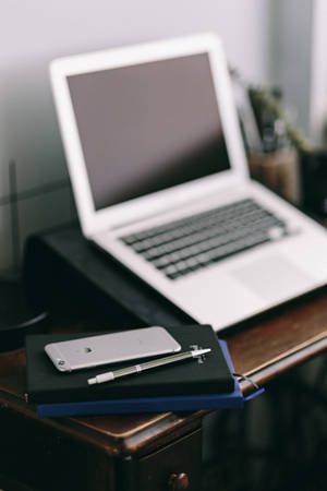 Espacio de trabajo con iPhone y revistas — MacBook Fondos de pantalla