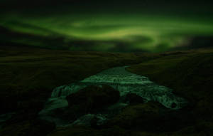 Espectacular Aurora Boreal Verde Oscura 4k