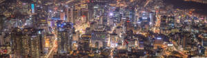 Fondo de pantalla panorámico de paisaje urbano nocturno.