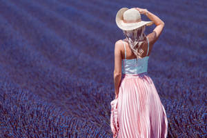 Estética de lavanda y mujer en el campo — Estética lavanda Fondos de pantalla