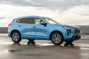 Estilosa SUV Haval Conduciendo por el Majestuoso Paisaje Montañoso — Surface Laptop Fondos de pantalla