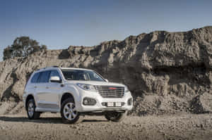 Estilosa SUV Haval Estacionada al Aire Libre — Surface Laptop Fondos de pantalla