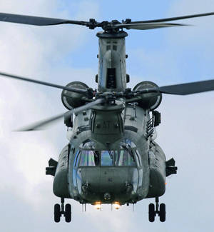 Fondo de pantalla del helicóptero Boeing CH47 en exhibición aeroespacial — Motorola Razr Fold Fondos de pantalla