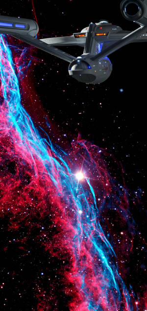 Fondo de pantalla del Galaxy S10 Plus con una nave de Star Trek en el espacio exterior — iPhone 14 Plus Fondos de pantalla