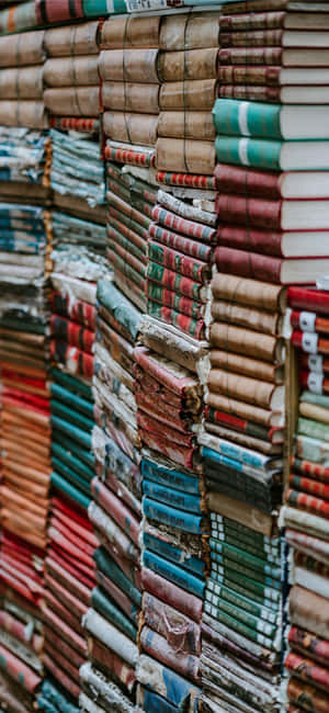iPhone de libros [fondo de pantalla] — Galaxia A18 Fondos de pantalla