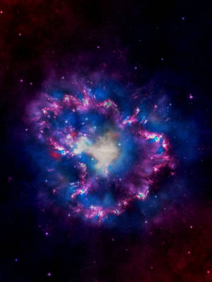 Fondo de pantalla del espacio exterior de galaxia irregular púrpura y azul, estrellas y polvo cósmico