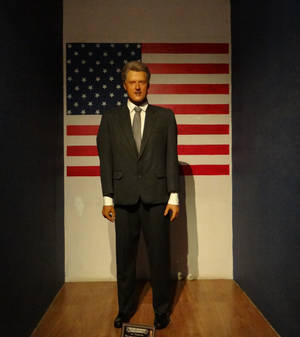 Expresidente de EE.UU. Bill Clinton dando un discurso — Motorola Razr Fold Fondos de pantalla