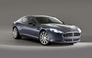 Exquisito Aston Martin Rapide S en movimiento — MacBook Air M1 Fondos de pantalla
