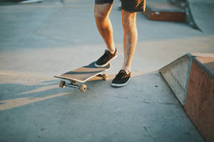 Fondo de pantalla de skate bajo la luz del sol.