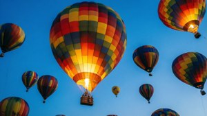 Múltiples globos aerostáticos coloridos en un cielo azul. — Vista del cielo Fondos de pantalla