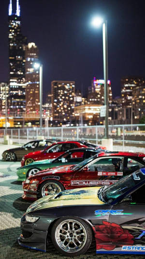 Fila de autos JDM en la noche