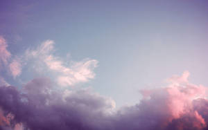 Fondo de pantalla estético de cielo nublado para laptop
