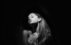 Ariana Grande en Fondo Oscuro para Laptop