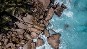 Formaciones rocosas aéreas en la playa con olas — Playa Fondos de pantalla