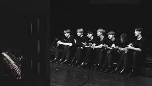Foto de BTS en laptop detrás de cámaras en blanco y negro — Bts laptop Fondos de pantalla