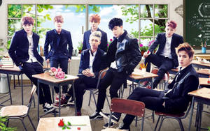 Fondo de pantalla de foto grupal de BTS en el salón de clases — Bts foto grupal GIF Fondos de pantalla