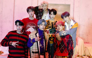 Fondo de pantalla de foto grupal de BTS con atuendos de moda — Bts foto grupal GIF Fondos de pantalla