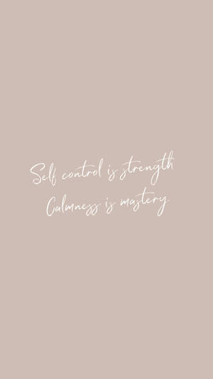 Frase motivacional en beige minimalista
