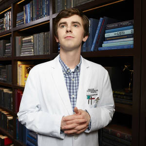 Fondo de pantalla de Freddie Highmore como Dr. Shaun — Huawei nova Flip Fondos de pantalla