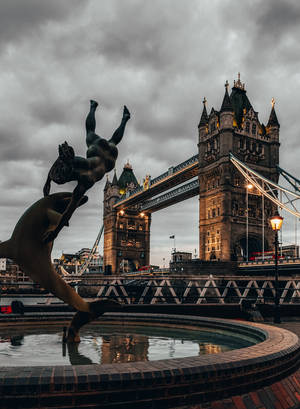 Fondo de pantalla Fuente Cerca del Puente de la Torre