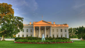 Casa blanca con fuente de agua en jardín y paisaje verde. — iMac Fondos de pantalla
