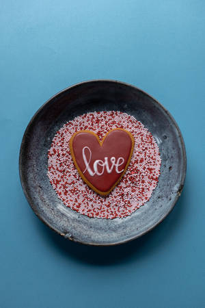 Galleta de corazón azul en plato lindo — Azul lindo Fondos de pantalla