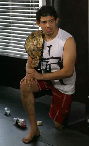 Gilbert Melendez campeón de peso ligero de Strikeforce arrodillado — Galaxy Tab Active Fondos de pantalla
