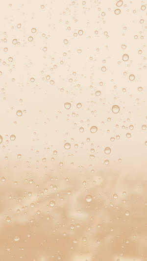 Gotas de lluvia estética crema sobre vidrio