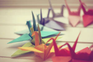 Fondo de pantalla de foto de primer plano de grullas de papel de origami coloridas — 3:2 Fondos de pantalla