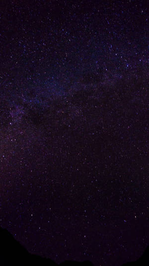 Un asombroso fondo de pantalla HD móvil de una galaxia púrpura oscura llena de innumerables estrellas brillantes y titilantes — Samsung Galaxy S20 Fondos de pantalla