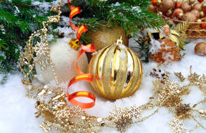 Hermosos Adornos Navideños en Dorado — Hermosa Navidad Fondos de pantalla