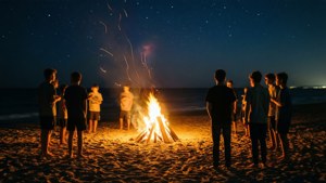 Adolescentes se reúnen alrededor de una fogata en la playa de Ocean Waves.